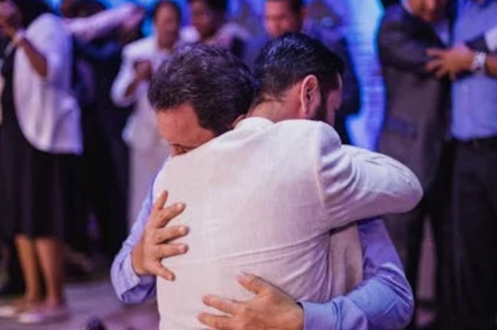 【꿈해몽】같은 성별을 포옹하는 꿈: 17가지 의미와 상징