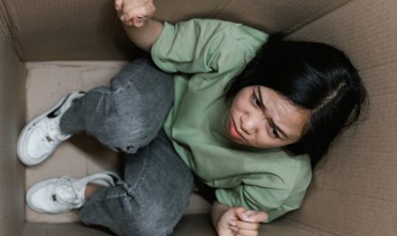 【꿈해몽】좁은 공간의 꿈: 6가지 의미와 상징