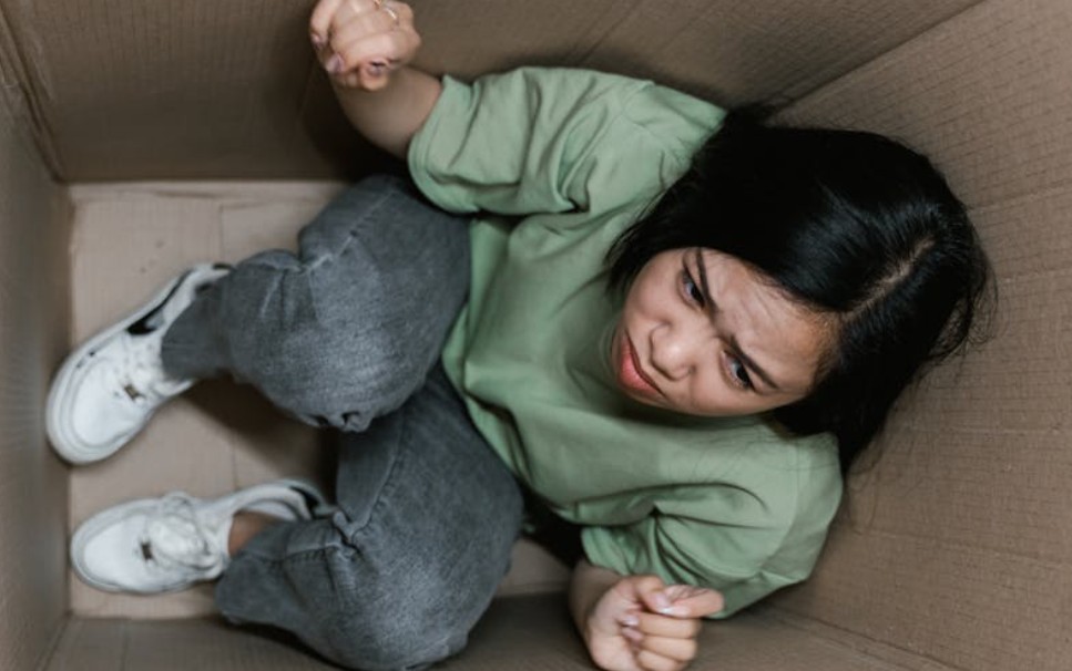 【꿈해몽】좁은 공간의 꿈: 6가지 의미와 상징