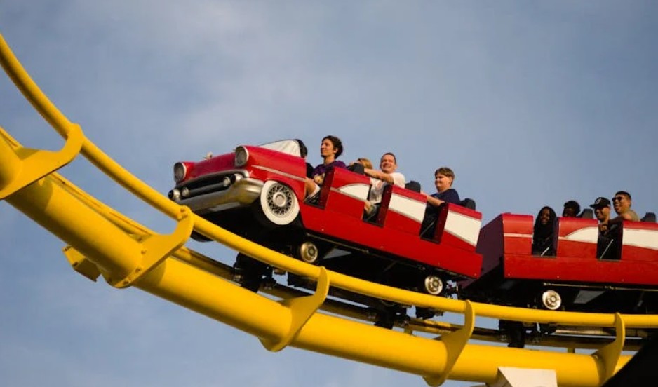 【꿈해몽】혼자 롤러코스터를 타는 꿈: 6가지 의미와 상징