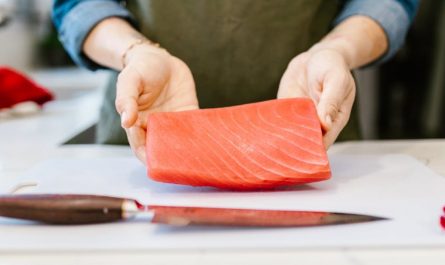 사시미를 먹는 꿈: 10가지 의미와 상징