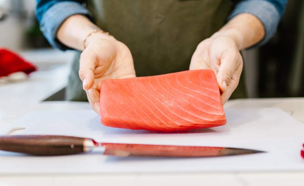 사시미를 먹는 꿈: 10가지 의미와 상징