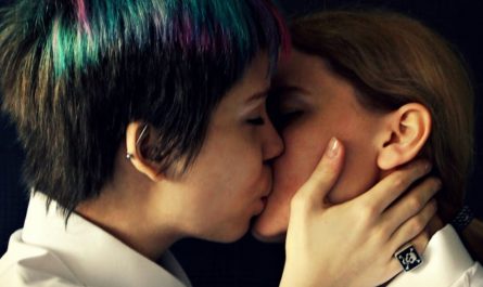 【꿈해몽】동성 낯선 사람과 키스하는 꿈: 15가지 의미와 상징