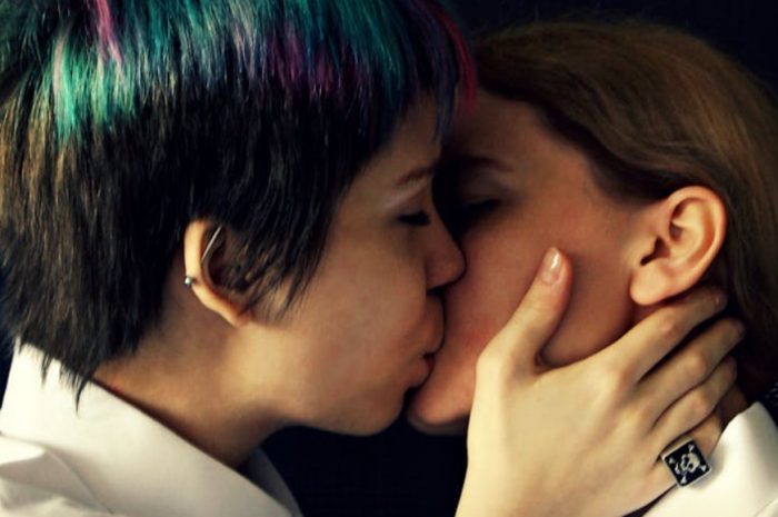 【꿈해몽】동성 낯선 사람과 키스하는 꿈: 15가지 의미와 상징