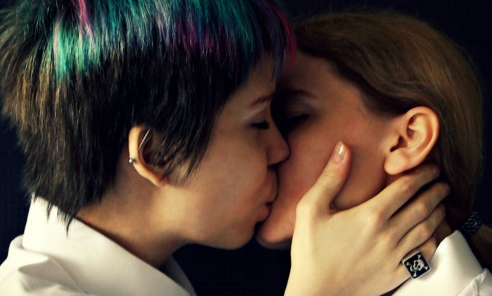 【꿈해몽】동성 낯선 사람과 키스하는 꿈: 15가지 의미와 상징