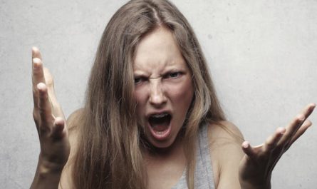 【꿈해몽】소리 지르는 사람들에 대한 꿈: 10가지 의미와 상징