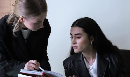 【꿈해몽】동료와 대화하는 꿈 : 6가지 의미와 상징