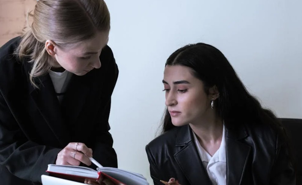 【꿈해몽】동료와 대화하는 꿈 : 6가지 의미와 상징