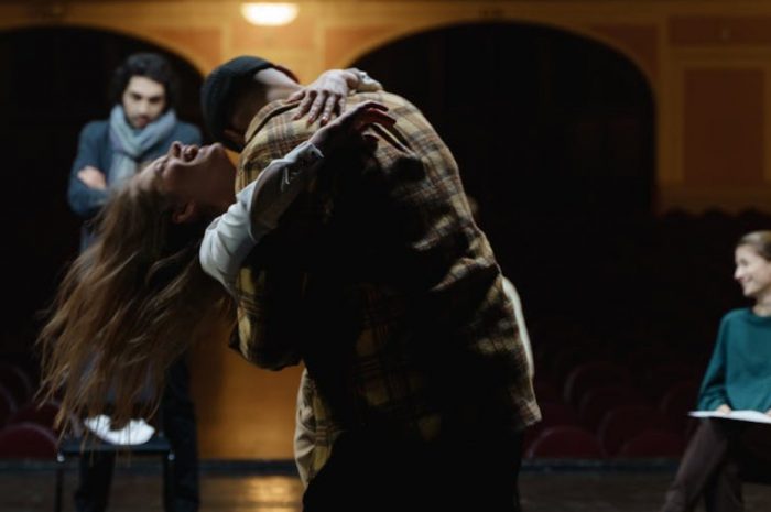 【꿈해몽】연예인과 데이트하는 꿈: 13가지 의미와 상징