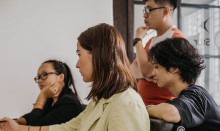 【꿈해몽】전 상사와 대화하는 꿈: 13가지 의미와 상징